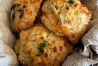 Homemade Red Lobster Cheddar Bay Biscuits
