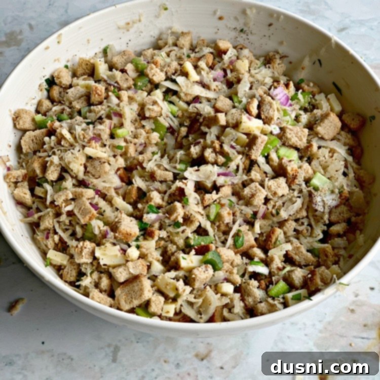 Pastırmalı Lahana Turşusu Dolgulu Domuz Kontrafile 6 Sauerkraut stuffing mixture in a bowl, showing the combined ingredients.