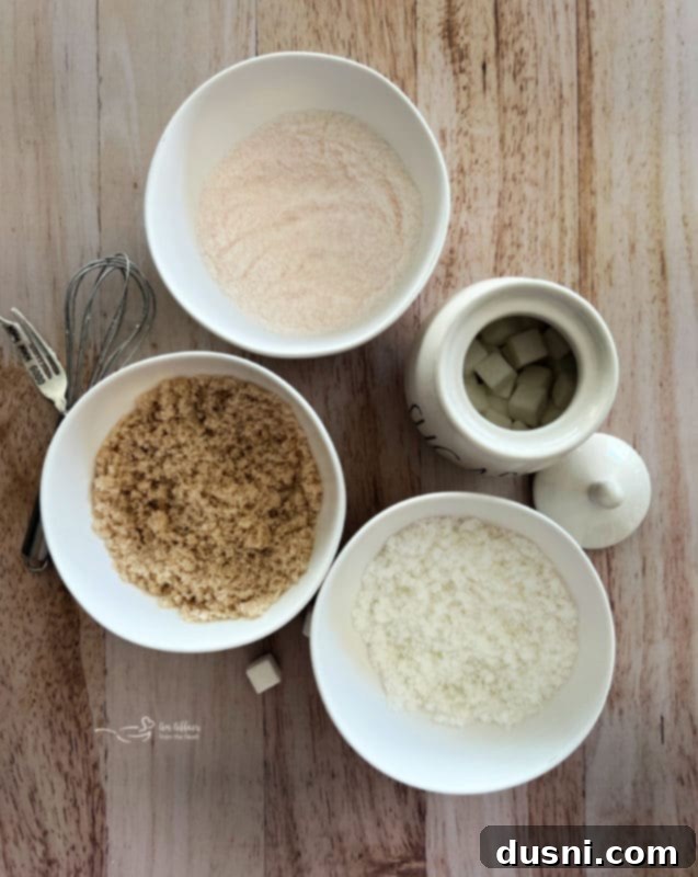 Ekstraktlarla Aromalı Şeker Yapımı 6 A spoonful of liquid extract being poured into a bowl of granulated sugar.