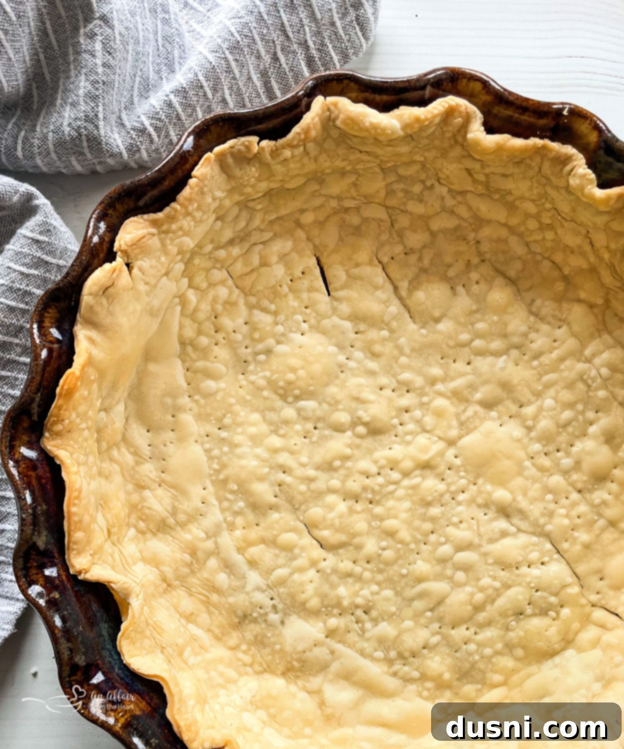 Pie crust with shaped edges in a tin