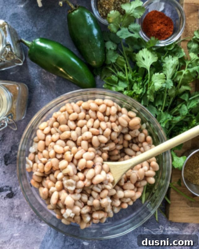Creamy White Chicken Chili 5 A bowl of white chicken chili garnished with fresh green onions, showcasing the rich, creamy texture and tender chicken.