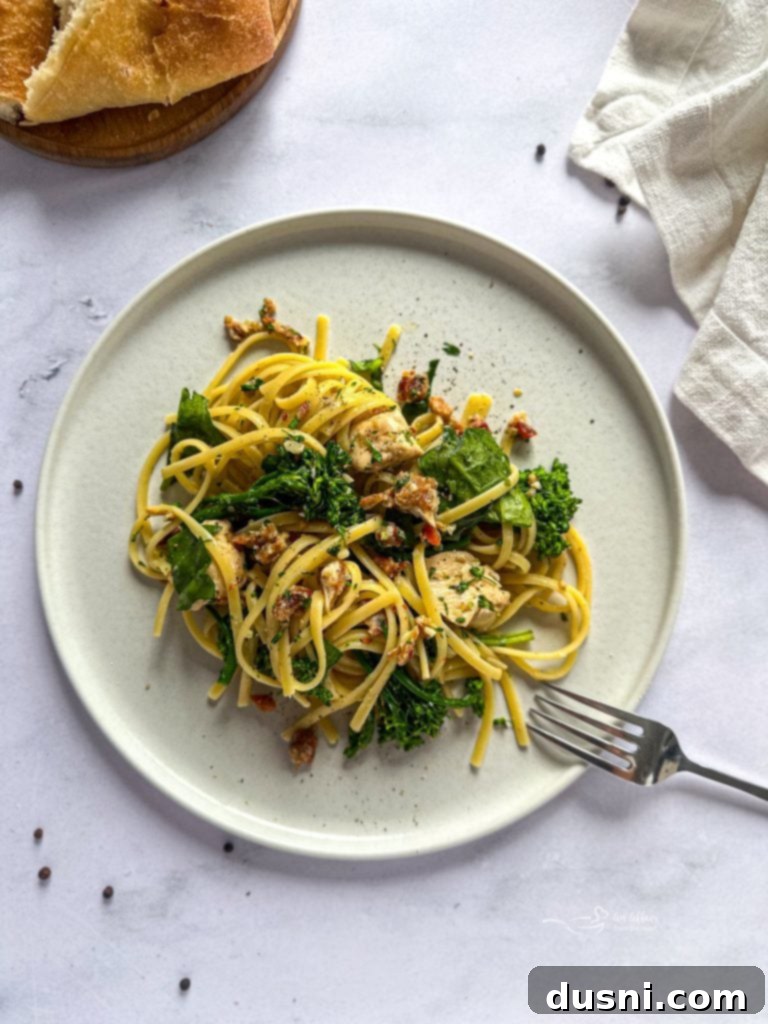 A Pinterest-friendly vertical image of creamy chicken carbonara with text overlay.