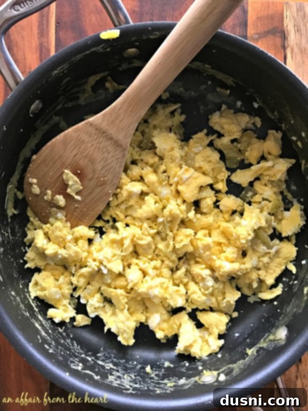 Scrambled eggs with green chilies for roll-ups