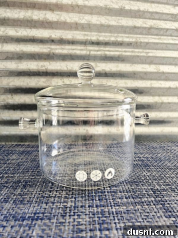 Mis Kokulu Sonbahar Demlemesi Nasıl Hazırlanır 8 Simmer Pot in a glass pot with essential oils nearby